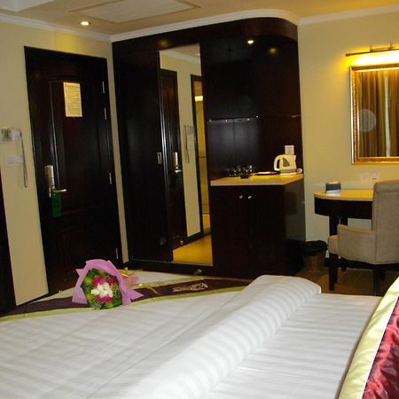 Lux Riverside Hotel & Apartment Phnom Penh Esterno foto