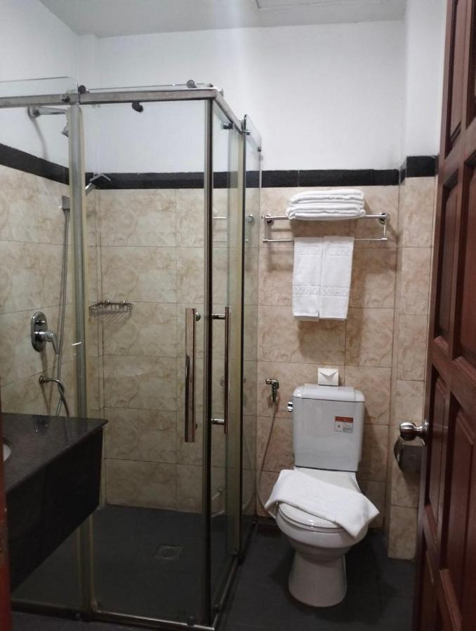 Lux Riverside Hotel & Apartment Phnom Penh Esterno foto