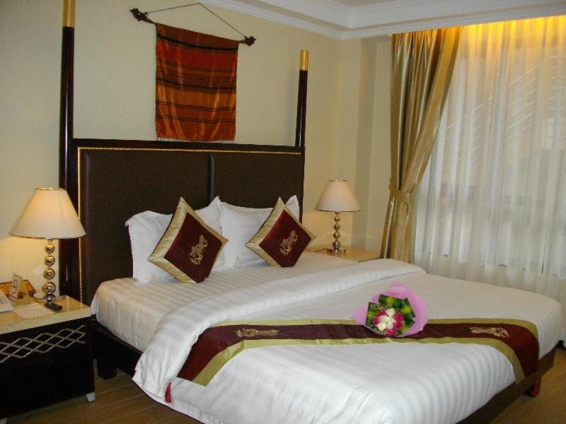 Lux Riverside Hotel & Apartment Phnom Penh Esterno foto