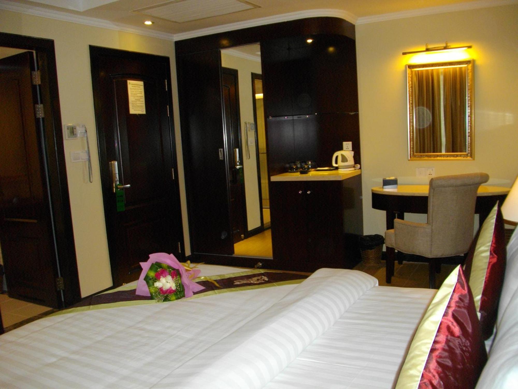 Lux Riverside Hotel & Apartment Phnom Penh Esterno foto
