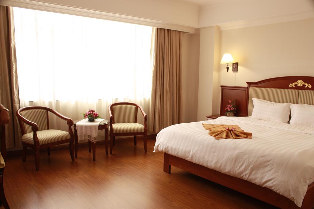Lux Riverside Hotel & Apartment Phnom Penh Esterno foto
