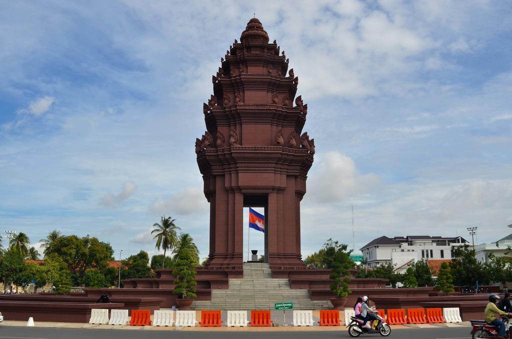 Lux Riverside Hotel & Apartment Phnom Penh Esterno foto