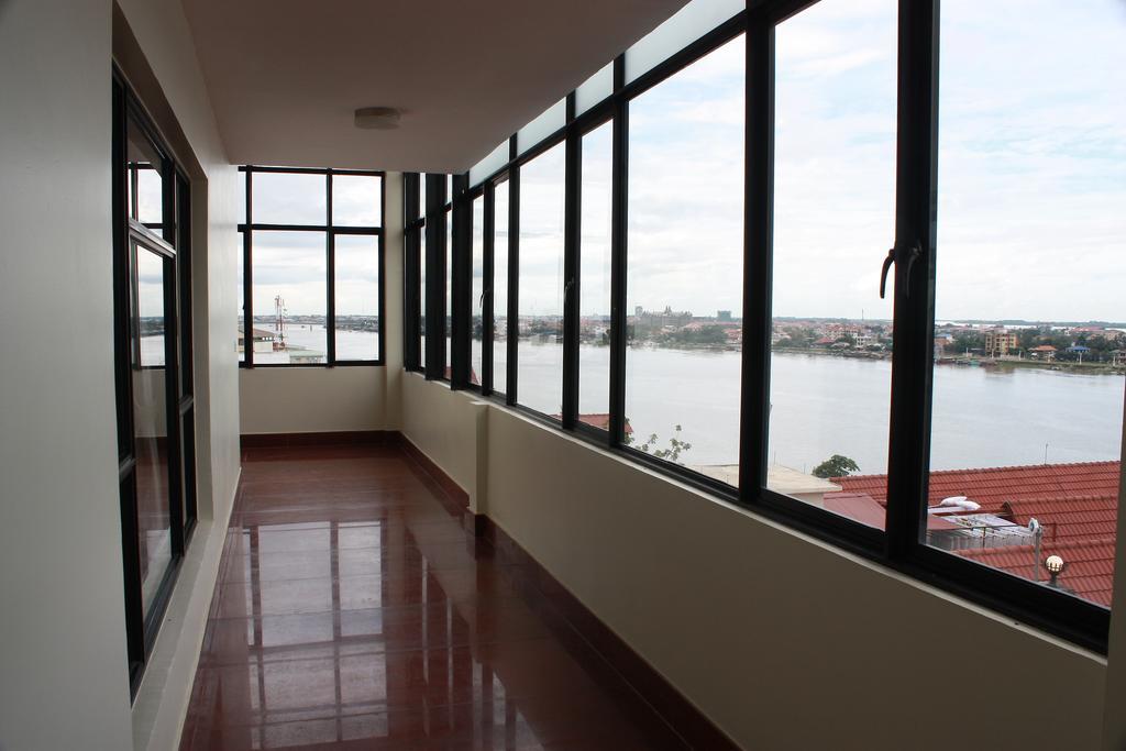 Lux Riverside Hotel & Apartment Phnom Penh Esterno foto