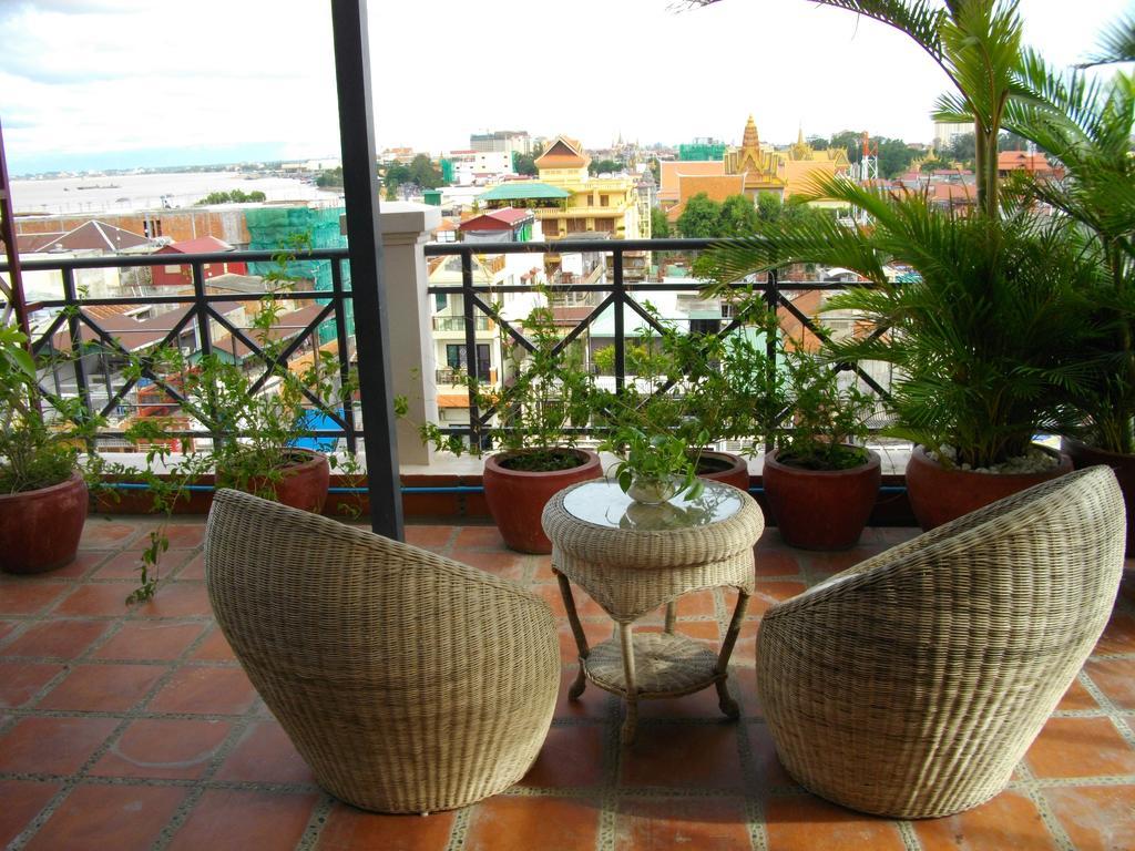 Lux Riverside Hotel & Apartment Phnom Penh Esterno foto