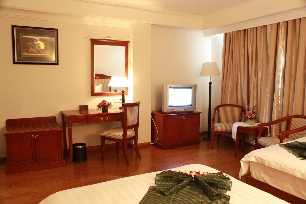 Lux Riverside Hotel & Apartment Phnom Penh Esterno foto
