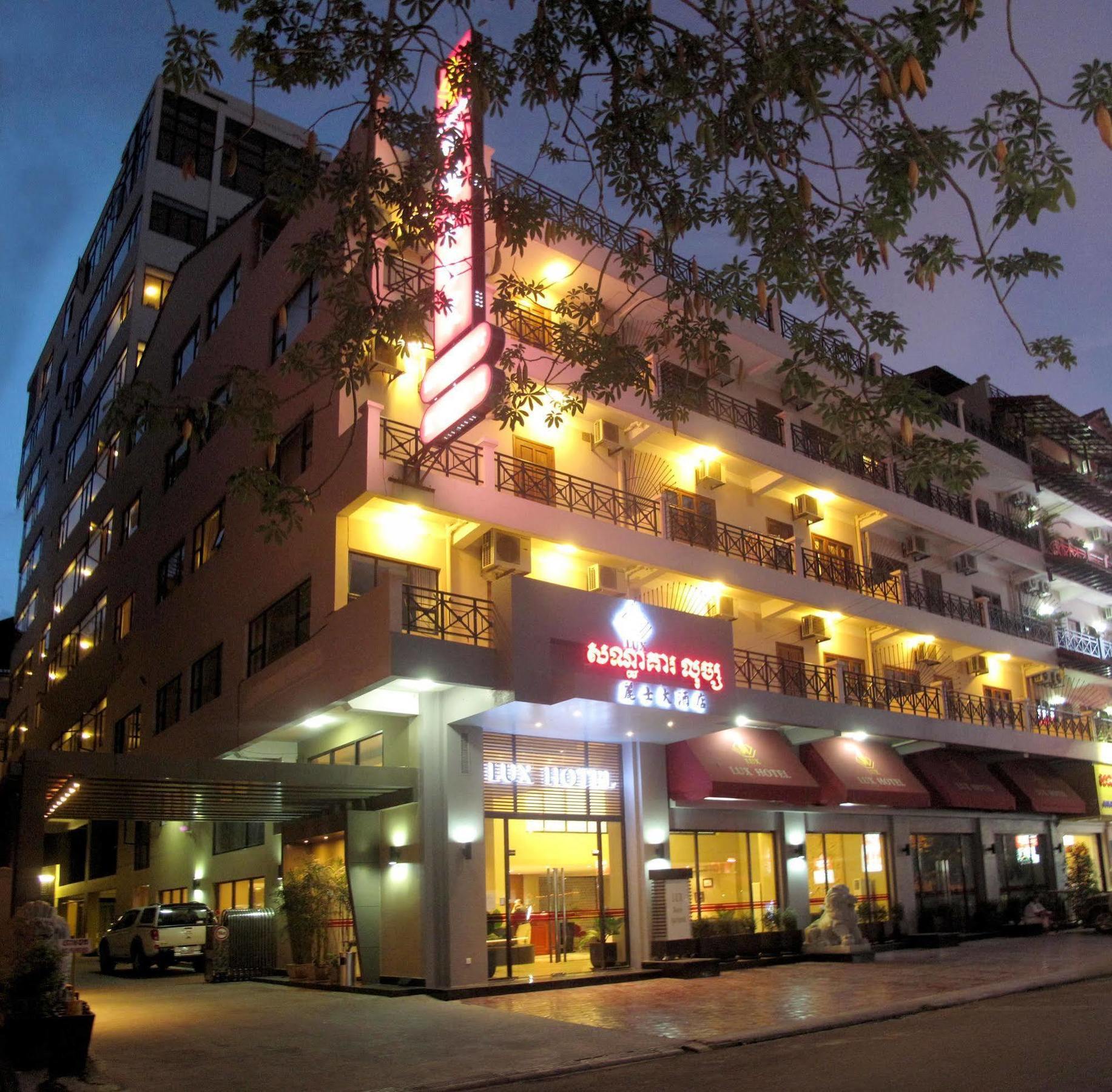 Lux Riverside Hotel & Apartment Phnom Penh Esterno foto