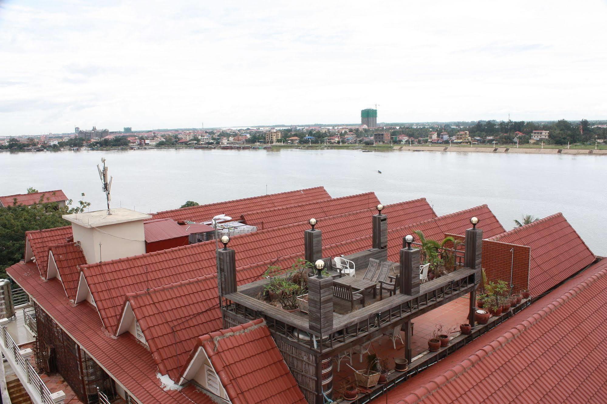 Lux Riverside Hotel & Apartment Phnom Penh Esterno foto