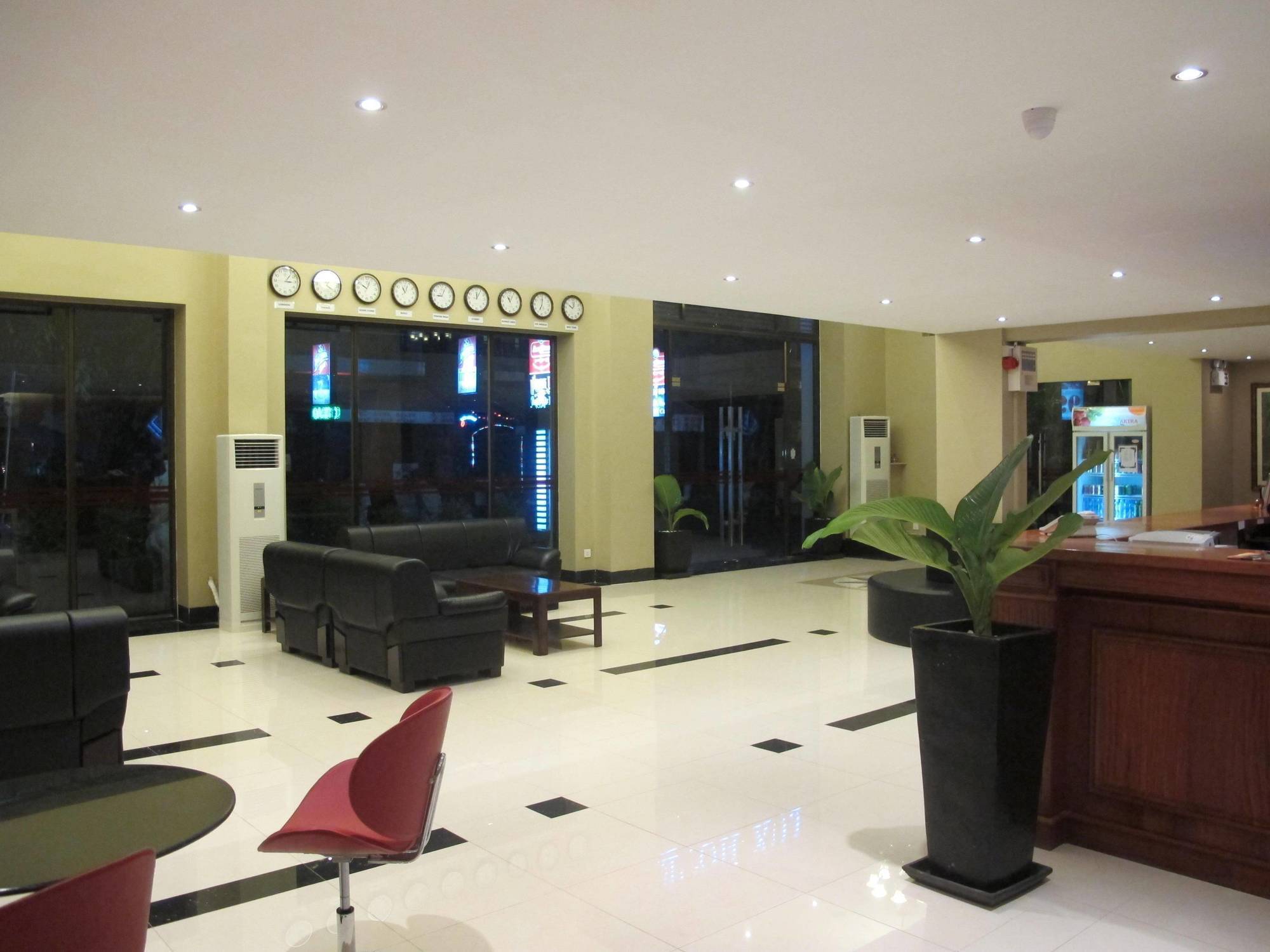 Lux Riverside Hotel & Apartment Phnom Penh Esterno foto