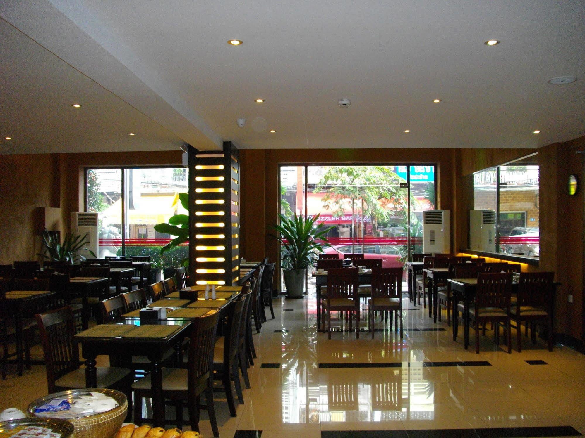 Lux Riverside Hotel & Apartment Phnom Penh Esterno foto