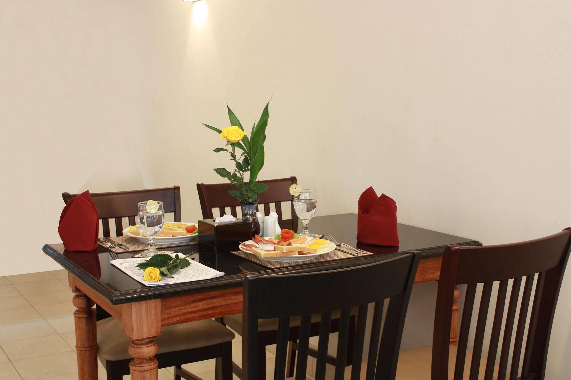Lux Riverside Hotel & Apartment Phnom Penh Esterno foto