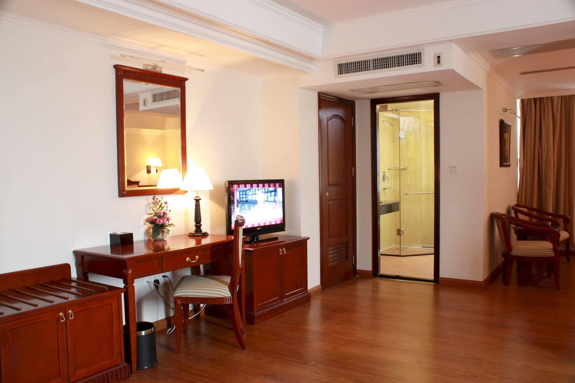 Lux Riverside Hotel & Apartment Phnom Penh Esterno foto