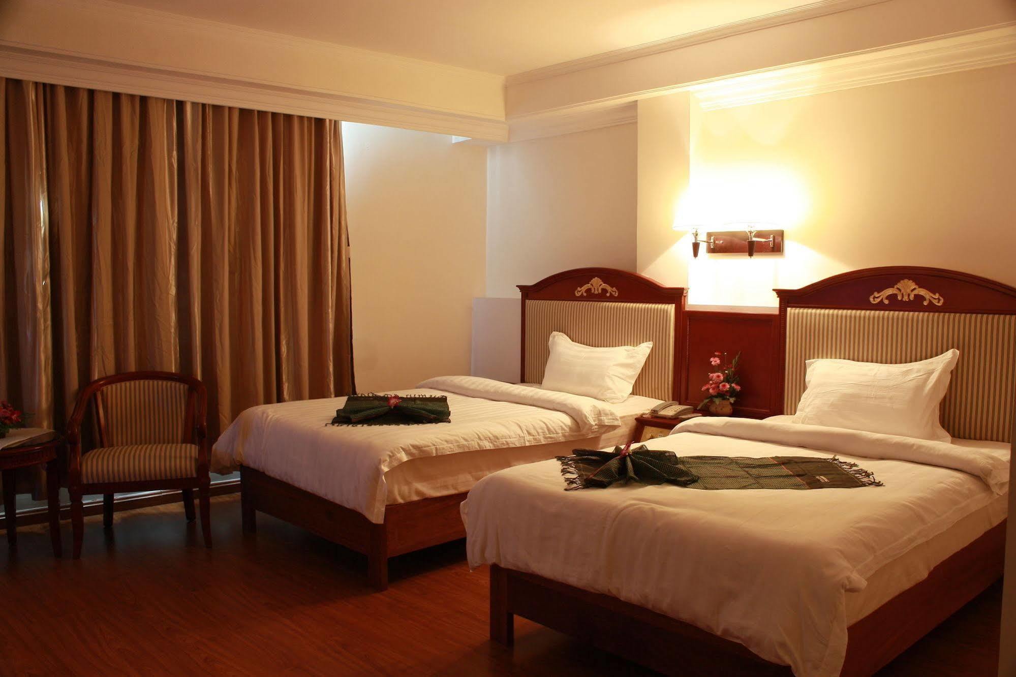 Lux Riverside Hotel & Apartment Phnom Penh Esterno foto