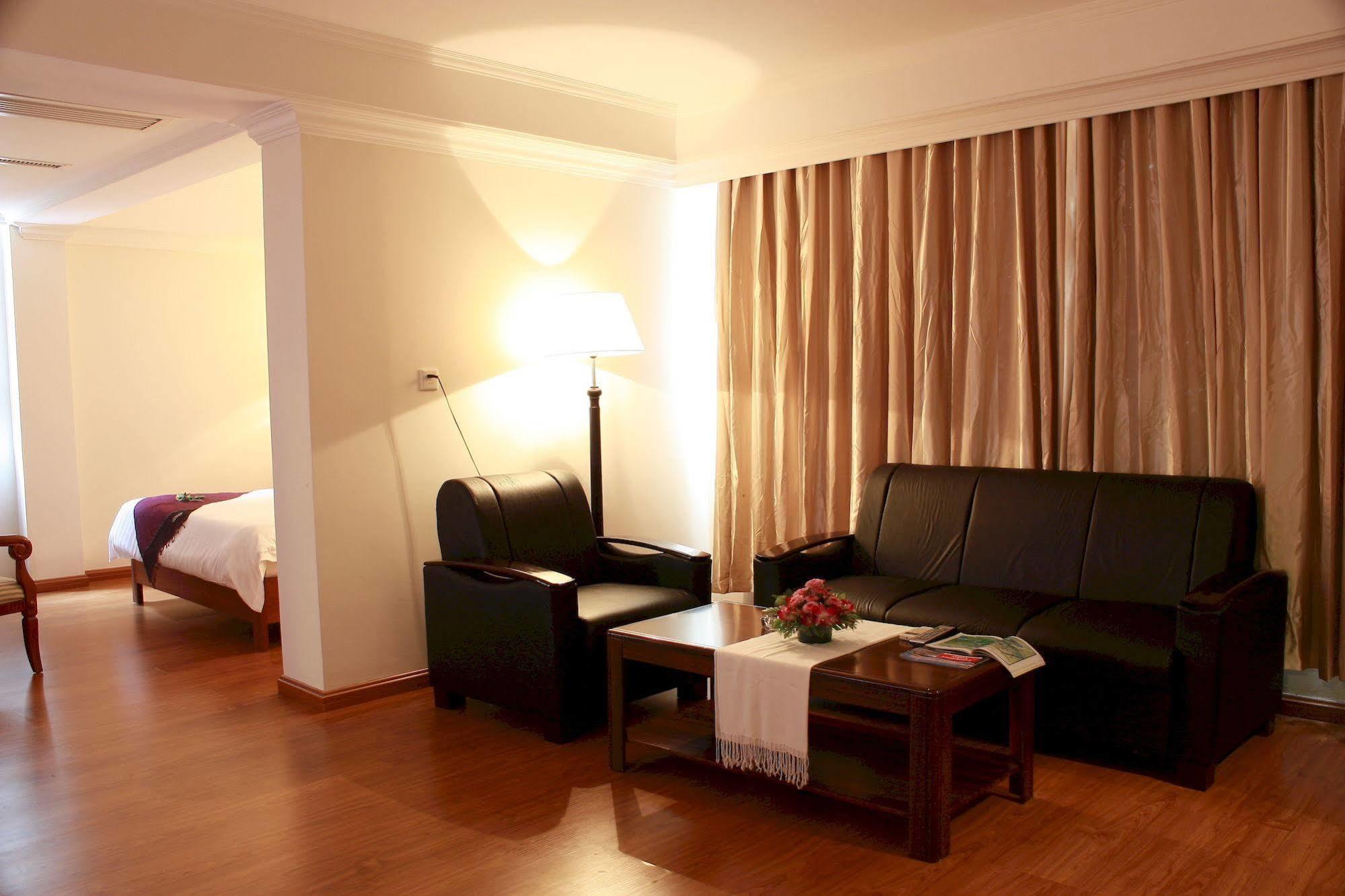 Lux Riverside Hotel & Apartment Phnom Penh Esterno foto