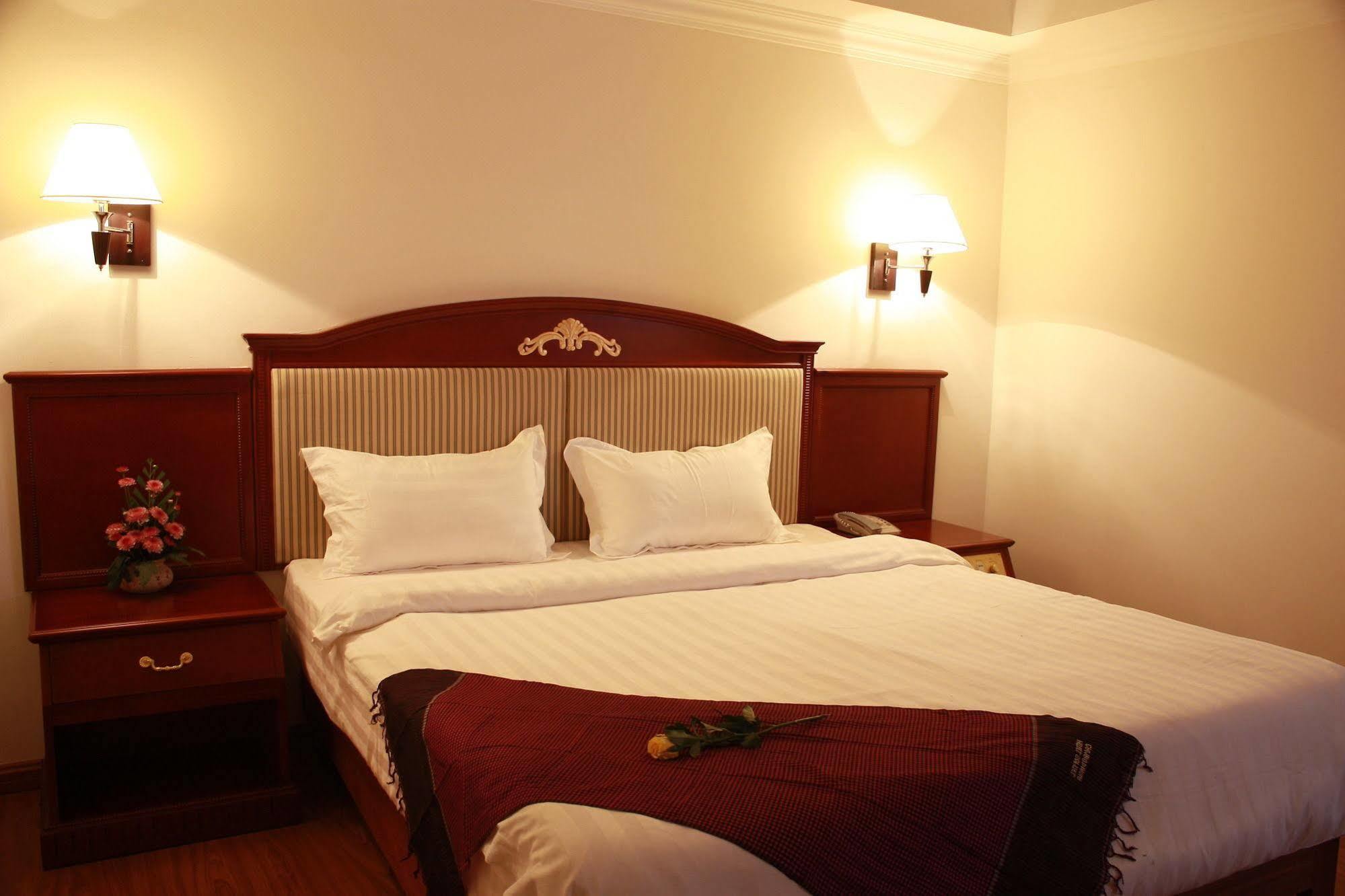 Lux Riverside Hotel & Apartment Phnom Penh Esterno foto