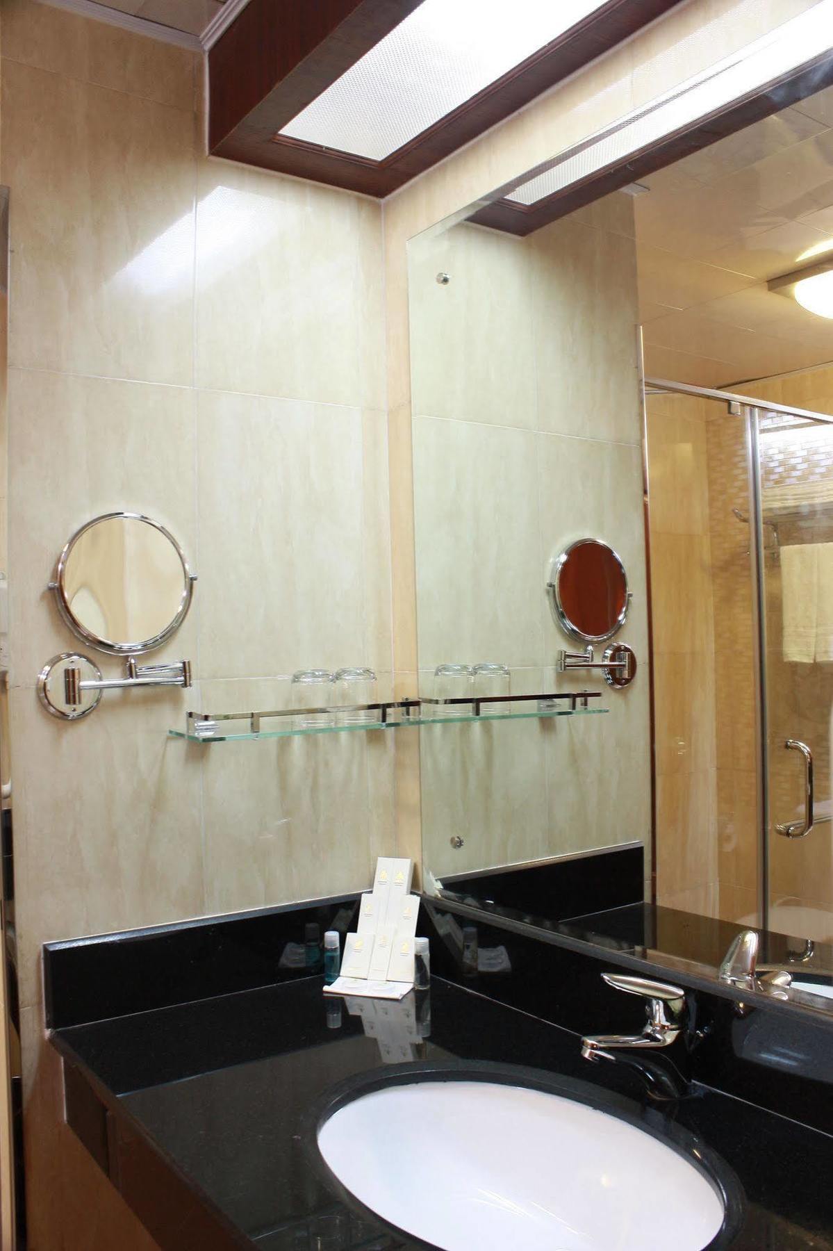 Lux Riverside Hotel & Apartment Phnom Penh Esterno foto