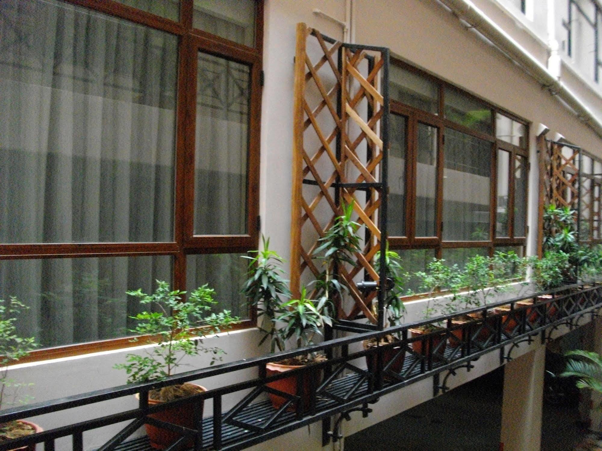 Lux Riverside Hotel & Apartment Phnom Penh Esterno foto