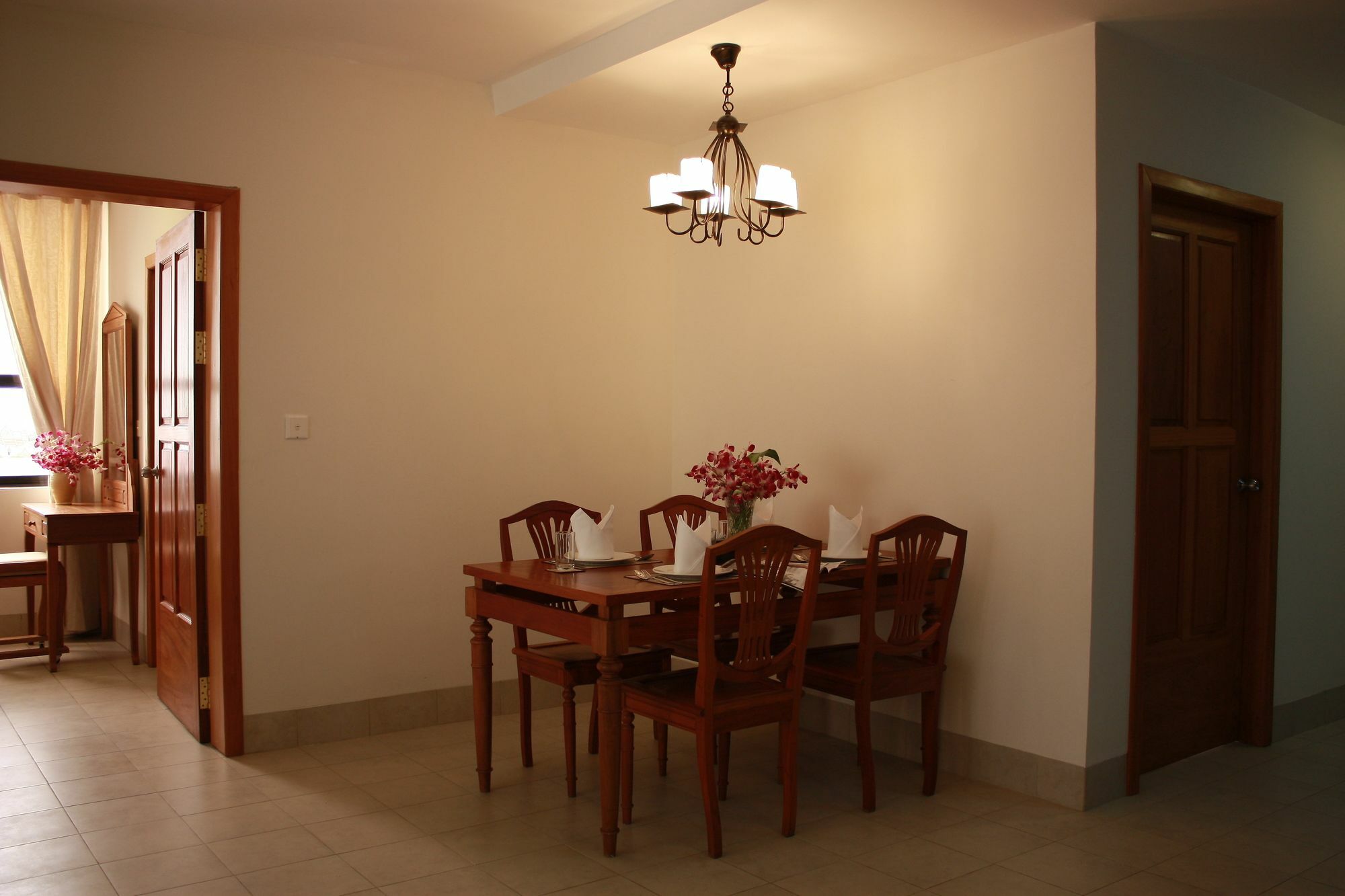 Lux Riverside Hotel & Apartment Phnom Penh Esterno foto