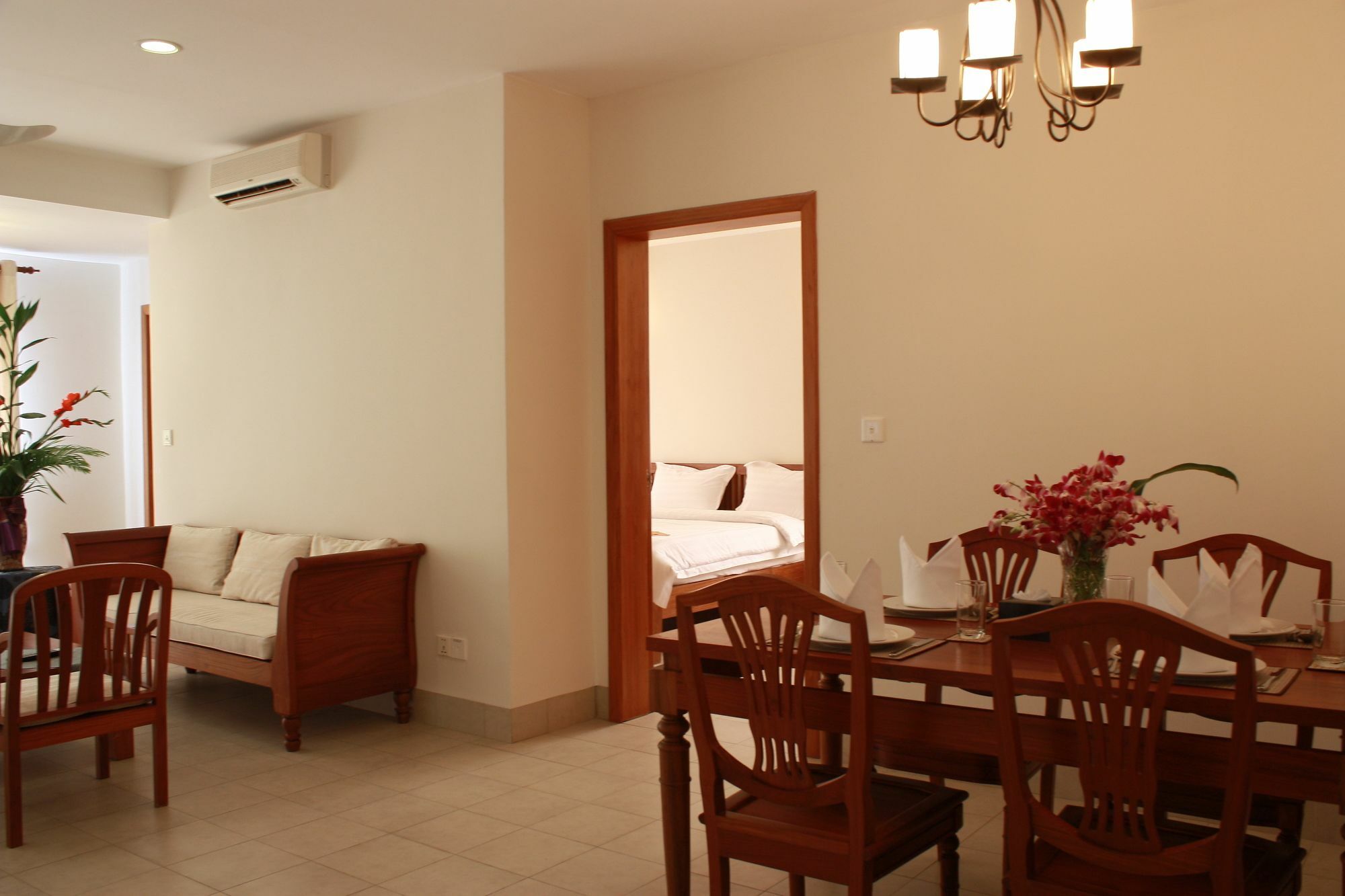 Lux Riverside Hotel & Apartment Phnom Penh Esterno foto