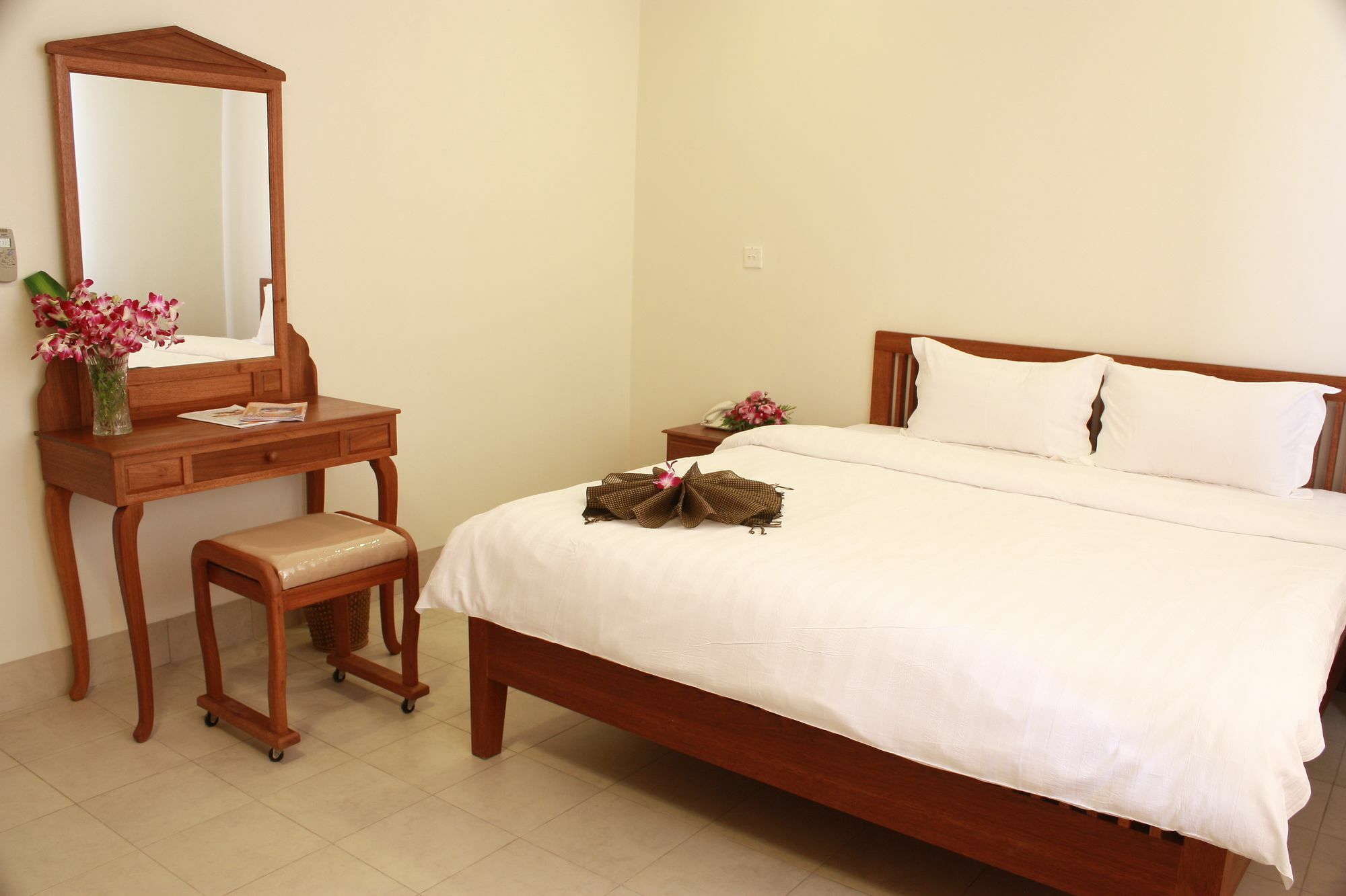 Lux Riverside Hotel & Apartment Phnom Penh Esterno foto