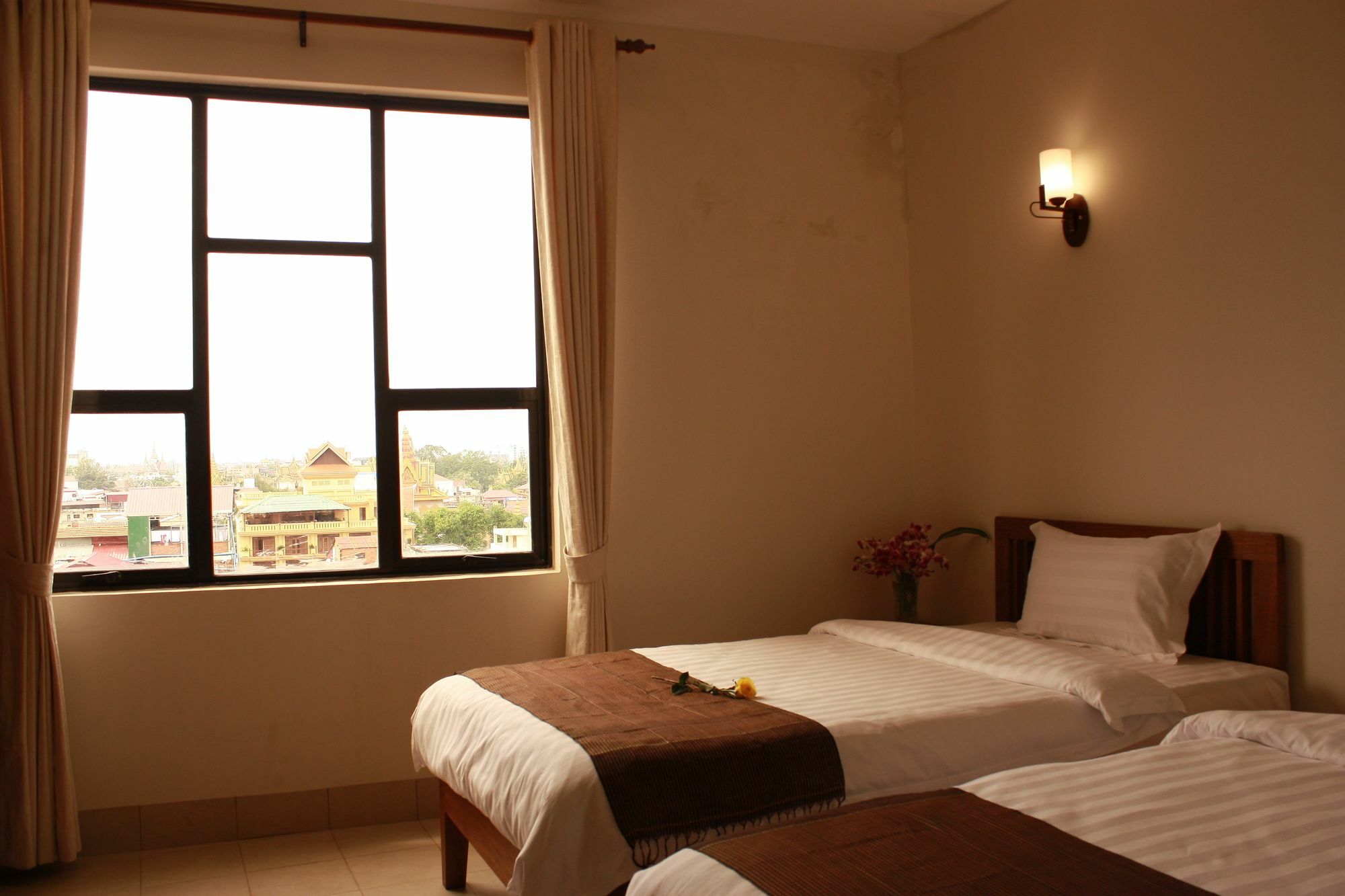 Lux Riverside Hotel & Apartment Phnom Penh Esterno foto