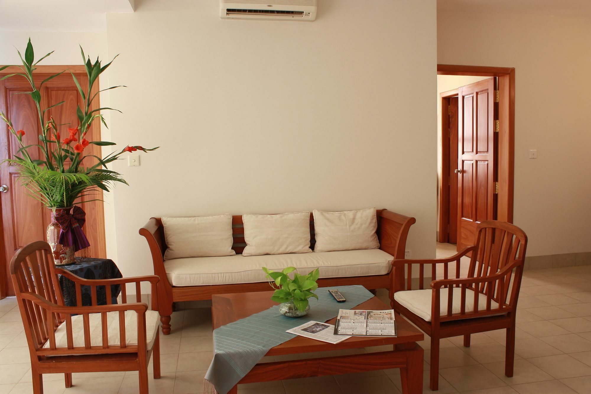 Lux Riverside Hotel & Apartment Phnom Penh Esterno foto