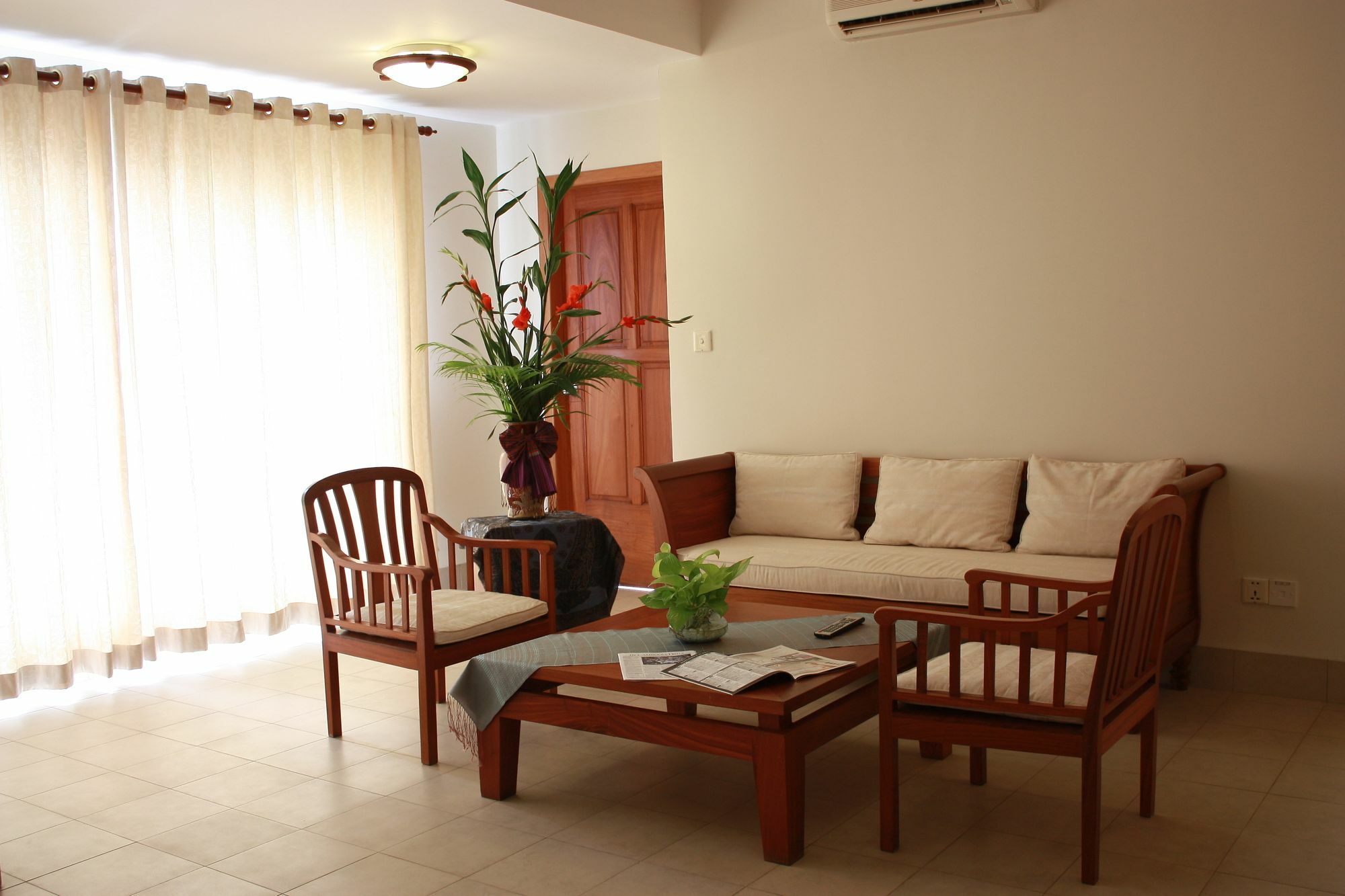Lux Riverside Hotel & Apartment Phnom Penh Esterno foto